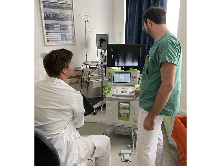 Zwei Ärzte arbeiten mit dem Mikro Ultraschall Exakt Vu.